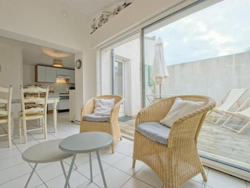 - un salon avec des chaises en osier et une table dans l'établissement Appartement avec terrasse au port d'Ars-en-Ré, Wi-Fi gratuit - FR-1-835-6, à Ars-en-Ré