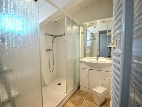 une salle de bain avec douche et lavabo dans l'établissement Villa à St-Martin-de-Ré avec piscine chauffée pour 6 pers., 3 chambres - FR-1-835-24, à Saint-Martin-de-Ré