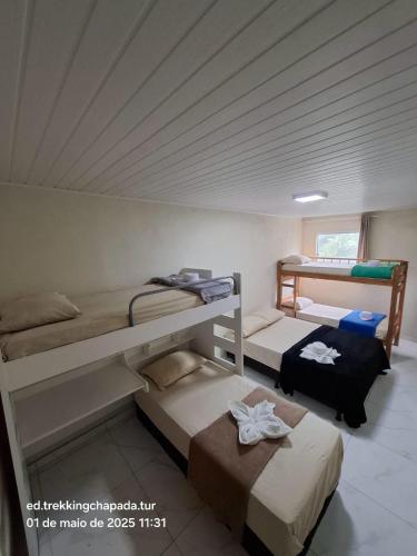 a room with two bunk beds in a room at Aurora suites chapada Diamantina in Lençóis