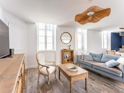 un salon avec un canapé et une table dans l'établissement Maison familiale à La Noue avec cour privative - FR-1-835-16, à Sainte-Marie de Ré