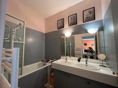 une salle de bain avec deux lavabos et une baignoire dans l'établissement Arcachon - Maison T4 à Deux Pas de la Plage - 6 Pers - FR-1-319-615, à Arcachon
