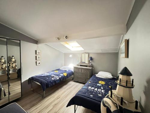 une chambre avec deux lits, une commode et un miroir dans l'établissement Arcachon - Maison T4 à Deux Pas de la Plage - 6 Pers - FR-1-319-615, à Arcachon