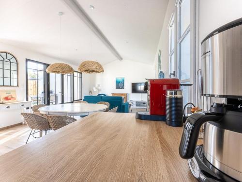 - une cuisine et une salle à manger avec un comptoir dans l'établissement Maison moderne avec jardin clos pour 4 pers. - FR-1-835-18, au Bois-Plage-en-Ré