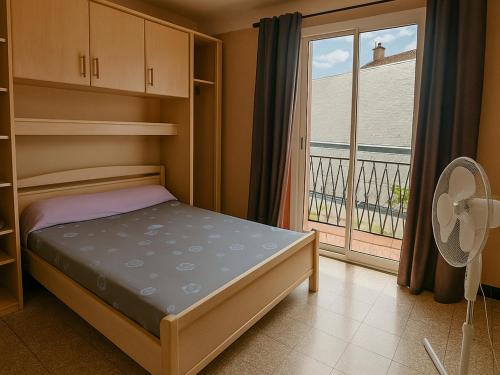une petite chambre avec un lit et une fenêtre dans l'établissement Maison 6 personnes à 150m de la plage avec terrasse - FR-1-732-107, à Argelès-sur-Mer