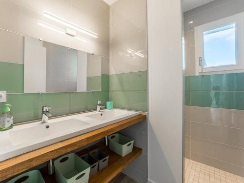 ein Badezimmer mit Waschbecken und Spiegel in der Unterkunft Maison spacieuse pour 8 pers. proche de la plage - FR-1-835-23 in Sainte-Marie-de-Ré