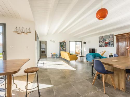 un salon avec une table et des chaises dans l'établissement Maison spacieuse pour 8 pers. proche de la plage - FR-1-835-23, à Sainte-Marie de Ré