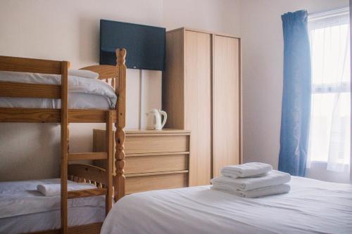 Двухъярусная кровать или двухъярусные кровати в номере Wellesley Park Hotel