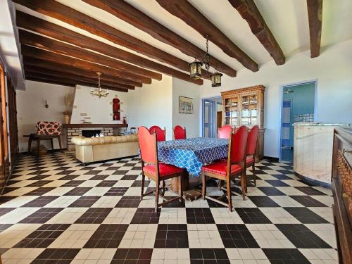 une salle à manger avec une table et des chaises rouges dans l'établissement Grande Maison 6 Pers Face à la Lagune, Proche Plage - FR-1-476-47, à La Faute-sur-Mer