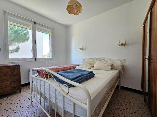 un lit blanc dans une chambre avec une fenêtre dans l'établissement Grande Maison 6 Pers Face à la Lagune, Proche Plage - FR-1-476-47, à La Faute-sur-Mer