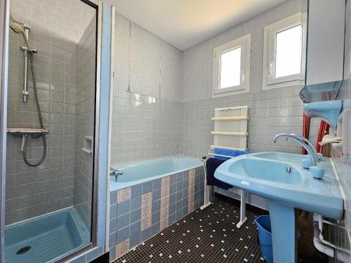 La salle de bains est pourvue d'une baignoire bleue et d'un lavabo. dans l'établissement Grande Maison 6 Pers Face à la Lagune, Proche Plage - FR-1-476-47, à La Faute-sur-Mer