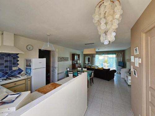 Il comprend une cuisine et un salon. dans l'établissement Maison récente au calme, idéal 5 pers., proche plage et nature, microclimat, Vendée Sud - FR-1-476-216, à Saint-Michel-en-lʼHerm