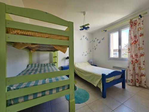 - une chambre avec deux lits superposés et un lit dans l'établissement Maison récente au calme, idéal 5 pers., proche plage et nature, microclimat, Vendée Sud - FR-1-476-216, à Saint-Michel-en-lʼHerm