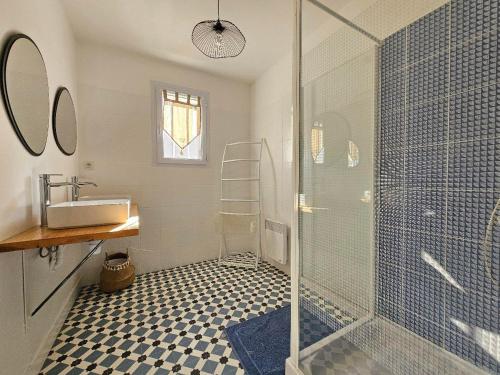 une salle de bain avec douche et lavabo dans l'établissement Maison récente au calme, idéal 5 pers., proche plage et nature, microclimat, Vendée Sud - FR-1-476-216, à Saint-Michel-en-lʼHerm