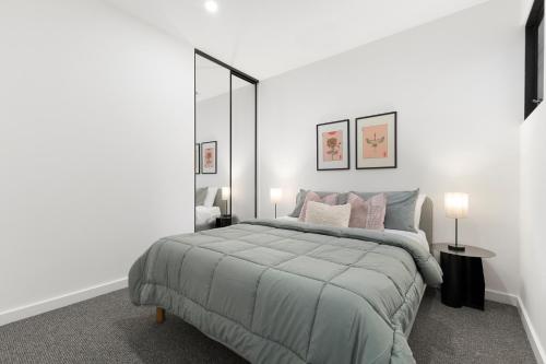 une chambre avec un grand lit avec un grand miroir dans l'établissement The Otto Apartments by Urban Rest, à Evandale
