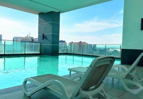Бассейн в The Shore Residence Melaka или поблизости