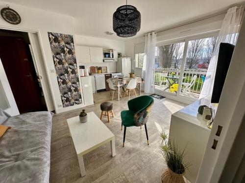 un salon avec un canapé et une table dans l'établissement Charmant 2 pièces, balcon, proche centre-ville Cabourg, 4 pers, parking sécurisé - FR-1-487-360, à Cabourg