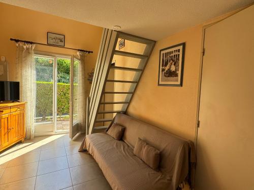 - un salon avec un canapé en face d'une fenêtre dans l'établissement Charmant pavillon T3 à Argelès-sur-Mer, proche de la mer - FR-1-732-100, à Argelès-sur-Mer