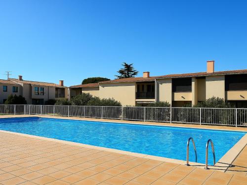 une piscine devant un immeuble dans l'établissement Appartement T2, 4 couchages avec piscine, tennis et parking - Argelès-sur-Mer - FR-1-732-51, à Argelès-sur-Mer