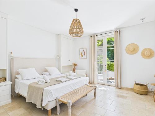 Ένα ή περισσότερα κρεβάτια σε δωμάτιο στο Superbe Maison Climatisée avec Piscine au Cœur de Maussane - Proche Commerces et Activités! - FR-1-599-83