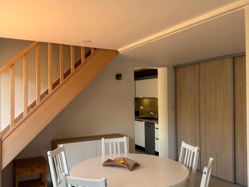 une cuisine et une salle à manger avec une table et des chaises dans l'établissement Maison plain-pied à Argelès-sur-Mer avec garage, proche transports et commerces - FR-1-732-87, à Argelès-sur-Mer