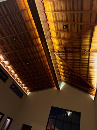 a room with a ceiling with wooden ceilings at Casa de Campo Paraíso na canastra in Delfinópolis