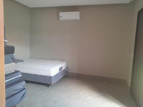 a small room with a bed in the corner at Casa de Campo Paraíso na canastra in Delfinópolis