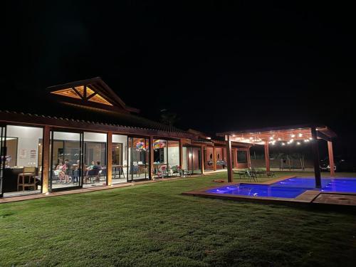 a house at night with a swimming pool at Casa de Campo Paraíso na canastra in Delfinópolis