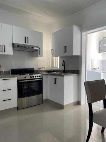 Η κουζίνα ή μικρή κουζίνα στο 3BR-2BA with Pool in La Romana! Dominican Republic