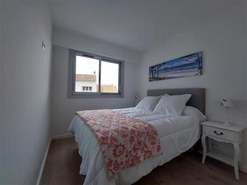 une chambre blanche avec un lit et une fenêtre dans l'établissement Charmant T2 Rénové au Cœur de Royan - FR-1-550-95, à Royan