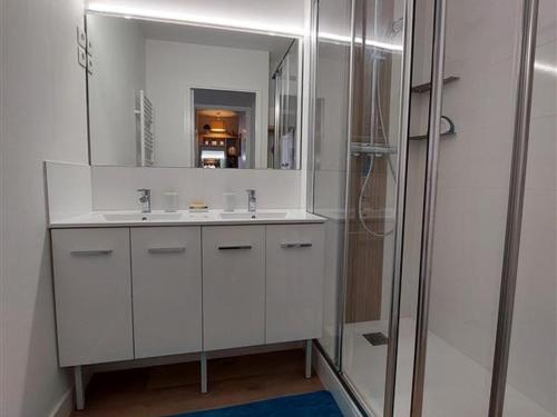 une salle de bain blanche avec un lavabo et une douche dans l'établissement Charmant T2 Rénové au Cœur de Royan - FR-1-550-95, à Royan