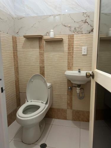 a bathroom with a toilet and a sink at Sierra Nevada Premium in Ibarra