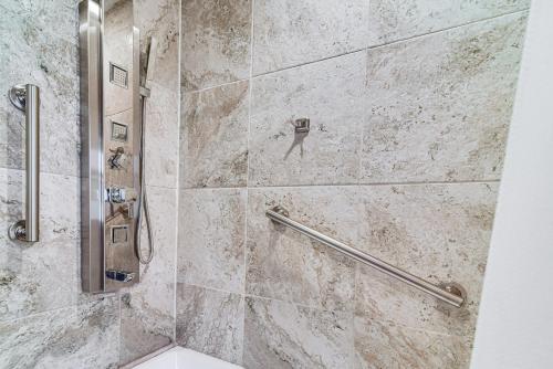O baie la Hot Tub and Fenced Yard Tranquil Home in Valrico!