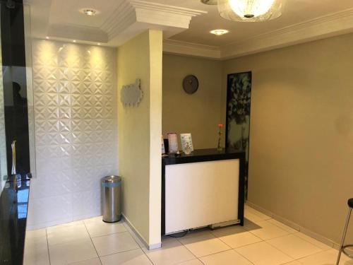 大坎皮纳Pousada Ybyrápuan Un 3的大厅,在房间内有柜台