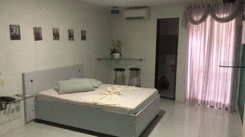 大坎皮纳Pousada Ybyrápuan Un 3的卧室里有一张床，床上有一朵花