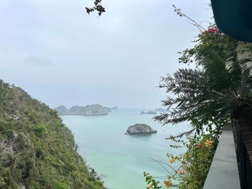 Imagen de la galería de Căn hộ 2 ban công view núi view biển tại Cát Cò 2, en Cat Ba
