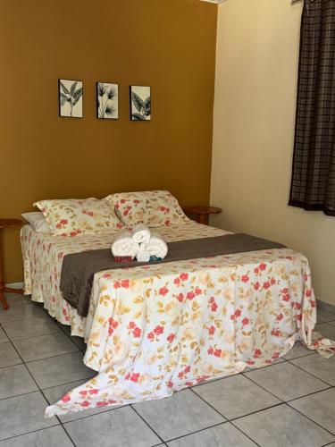 Ένα ή περισσότερα κρεβάτια σε δωμάτιο στο Belo Canto Chalés