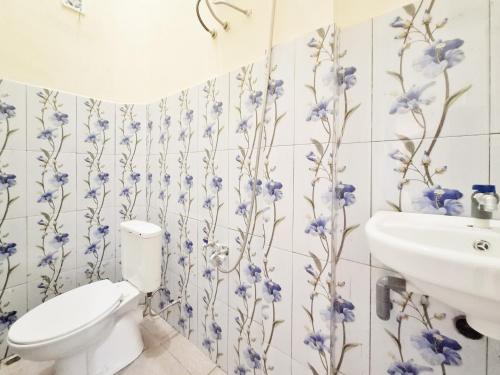 Ванная комната в RedDoorz at Sekar Tanjung Homestay Sukoharjo