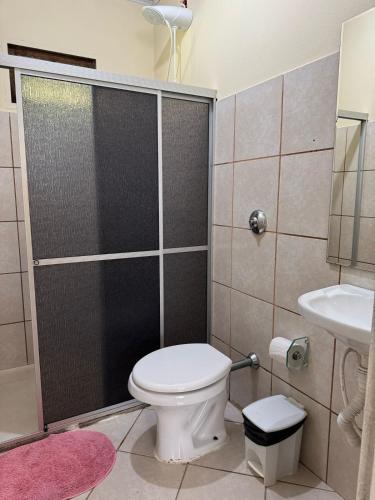 a bathroom with a toilet and a sink at Belo Canto Chalés in Santa Teresa