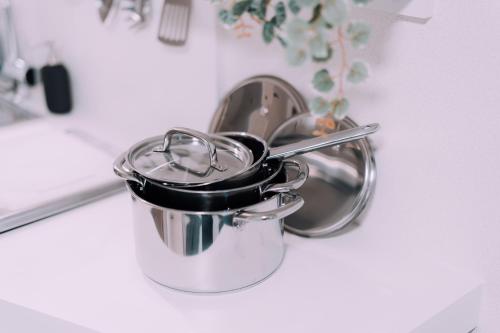 Una olla y sartenes sobre la encimera de la cocina en Minimalist Loft 8 Namba Compact Studio and Gym MA801, en Osaka