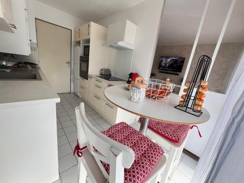 CourcouronnesにあるEden suiteのキッチンにテーブルと椅子がある