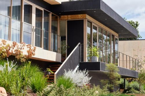 ein Haus mit schwarzer Fassade und Glasfenstern in der Unterkunft Pandora - Yarra Valley in Healesville