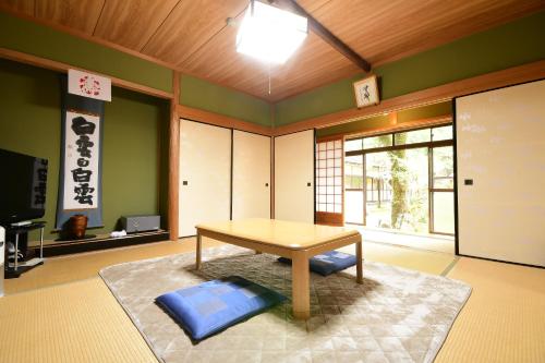 TV a/nebo společenská místnost v ubytování 高野山 宿坊 光明院 -Koyasan Shukubo Komyoin-