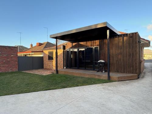 WendoureeにあるBallarat Wonderland!の庭にデッキのある小さな建物