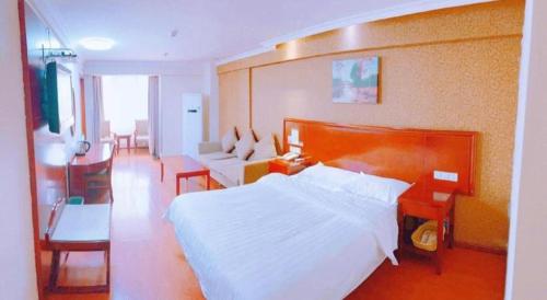 Postel nebo postele na pokoji v ubytování GreenTree Inn Xi'an Bell and Drum Tower Food Street Ancient City Wall Ximen Express Hotel