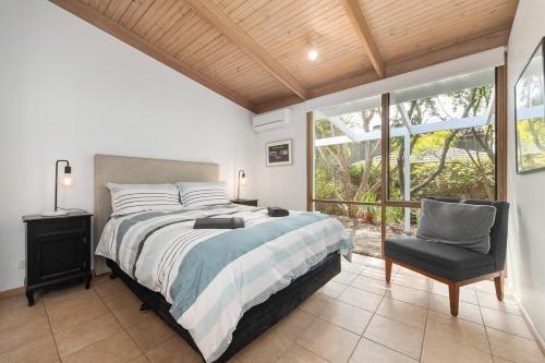 En eller flere senge i et værelse på Garden Cottage - Somers