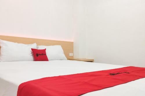 Ένα ή περισσότερα κρεβάτια σε δωμάτιο στο RedDoorz at Eskol Untung Suropati Lampung