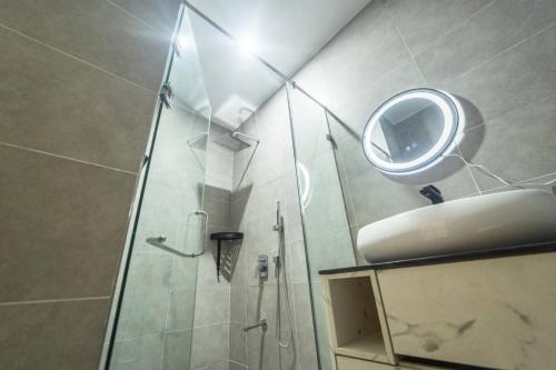 Bilik mandi di Cozy apartment/pool/gym