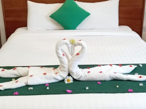 two swans made out of pillows on a bed at Yensfield Blackpool in Nuwara Eliya