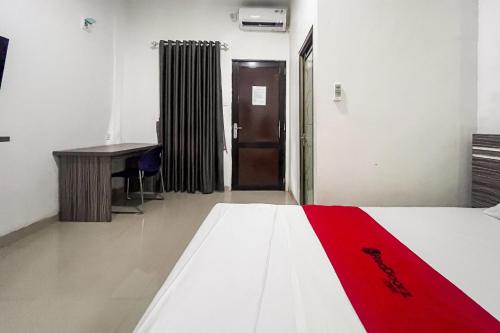 Ένα ή περισσότερα κρεβάτια σε δωμάτιο στο RedDoorz Plus near Tembesi Batu Aji Batam