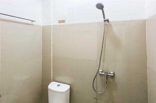 Ένα μπάνιο στο RedDoorz Plus near Tembesi Batu Aji Batam